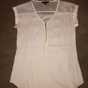 White short sleeve shirt ‼️⭐️MUST GO⭐️‼️